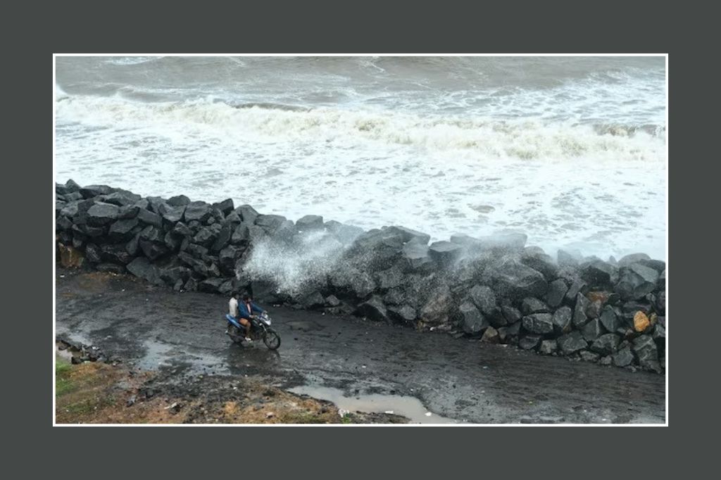 Cyclone ‘Montha’ Landfall Begins, Andhra Pradesh Coast On High Alert 1 WEBSITE THUMBNAIL WITHOUT TICKER 4 8